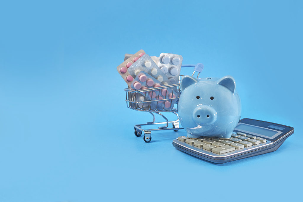 Piggy Bank And Basket With Pills On A Blue Background, Concept Of Saving On Drugs, Online Shopping - Resilcon Contabilidade | Escritório de Contabilidade em São Paulo